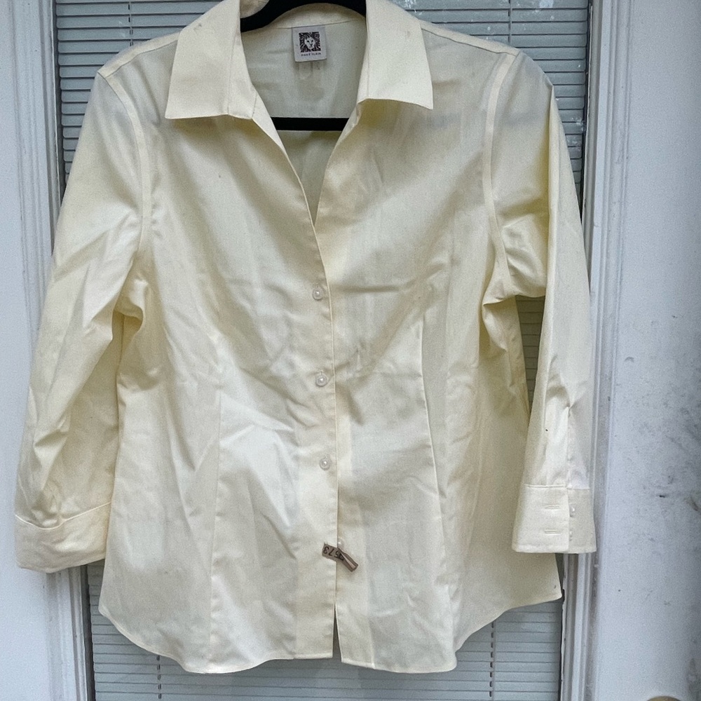 Anne Klein pale yellow Top with Lion Logo Tag - Picture 3 of 6